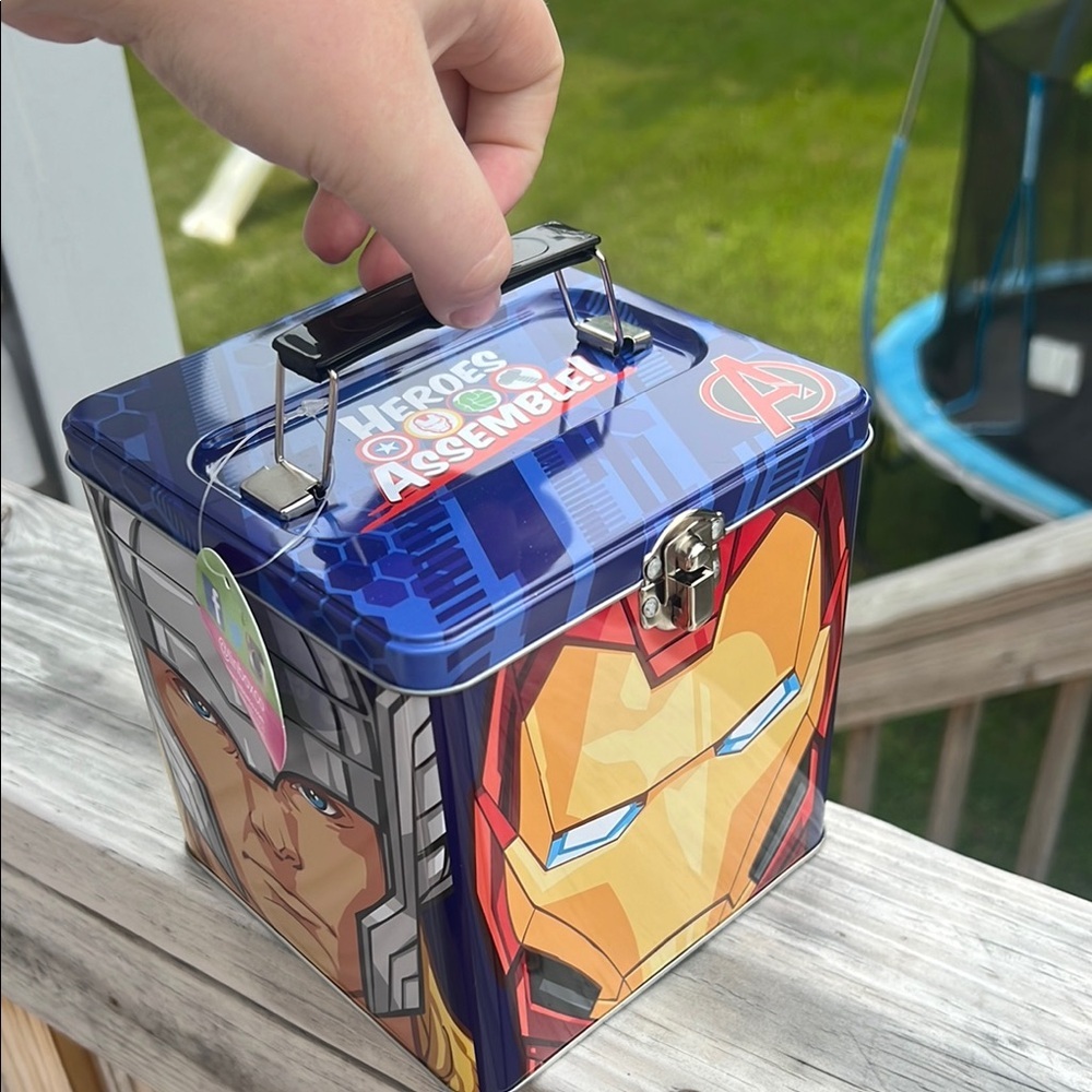 Marvel Heroes Assemble character tin